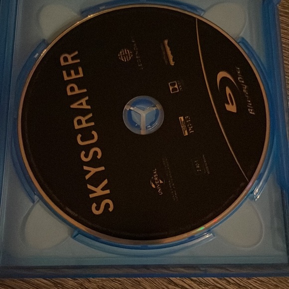 Skyscraper / BUNDLE AND SAVE ON MOVIES - Picture 7 of 8